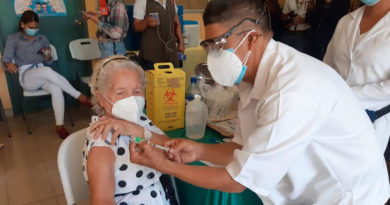 Médico del Ministerio de Salud se prepara para vacuna a una mujer de la tercera edad durante la vacunación voluntaria contra el Covid-19