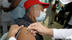 Paciente recibe la vacuna contra el Covid-19 en el brazo derecho