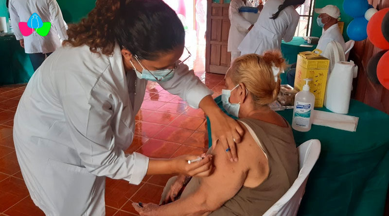 Pacientes mayores de 60 años en Masaya son vacunados voluntariamente contra la Covid-19.