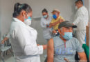 Doctora del MINSA aplica vacuna en el brazo derecho a un señor