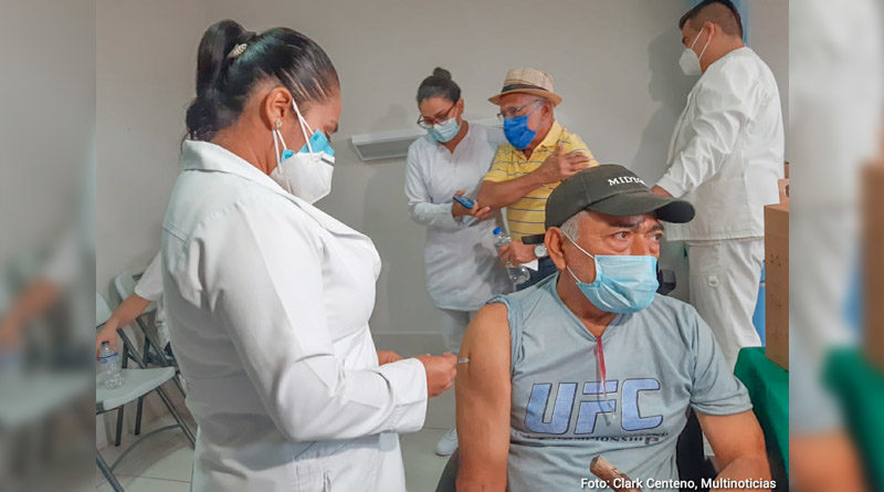 Doctora del MINSA aplica vacuna en el brazo derecho a un señor