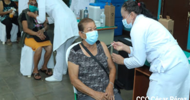 Personal médico del Ministerio de Salud de Nicaragua aplicando la vacuna contra el covid-19 a personas del departamento de Rivas.