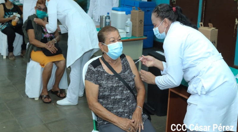 Personal médico del Ministerio de Salud de Nicaragua aplicando la vacuna contra el covid-19 a personas del departamento de Rivas.