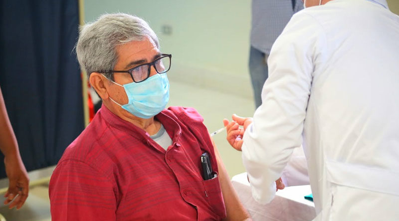 Poblador de Juigalpa durante la vacunación voluntaria contra la Covid-19 en Santo Tomás, Chontales.