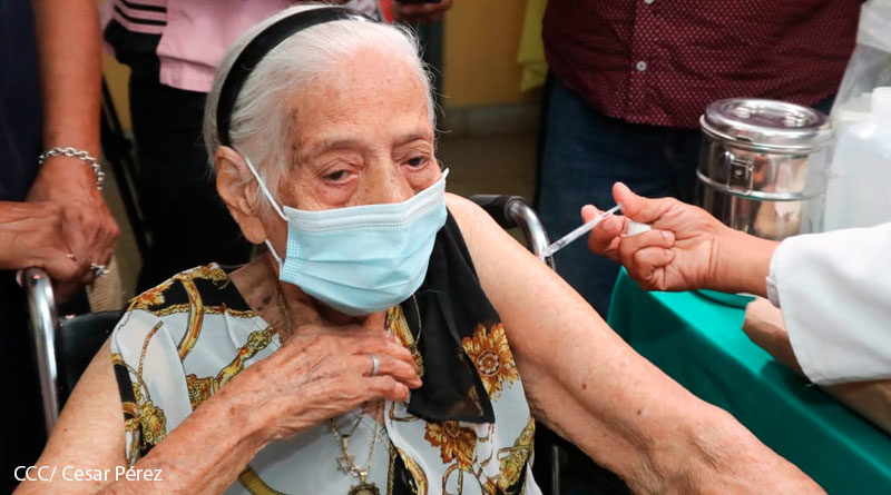 Personal de salud de Nicaragua aplicando la vacuna contra el Covid-19 a señora de la tercera edad
