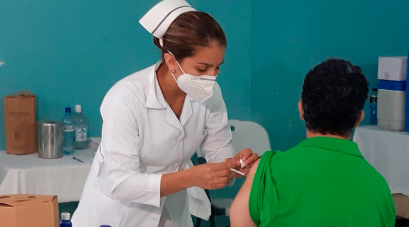Personal médico del Ministerio de Salud de Nicaragua vacunando contra el covid-19 en el Centro de Salud Francisco Buitrago del Distrito IV.