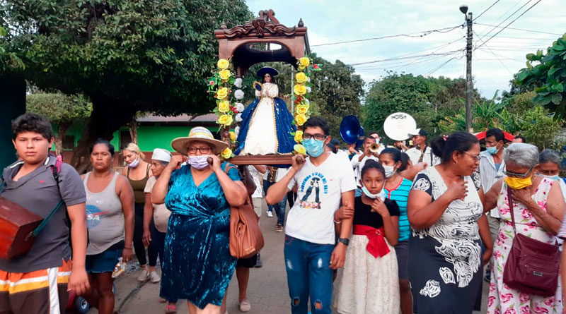 La imagen de la Virgen del Hato en su recorrido por las calles de El Viejo, Chinandega, al occidente de Nicaragua.