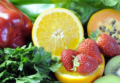Conjunto de pimientos, naranja, kiwi, papaya, brócoli y apio