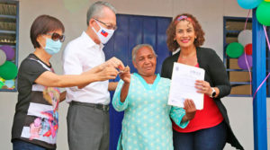 Alcaldesa de Managua junto al embajador de Taiwán en Nicaragua y la protagonista recibiendo las llaves de su nueva vivienda