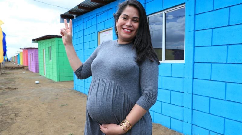 Protagonista de la entrega de viviendas frente a su nueva casa