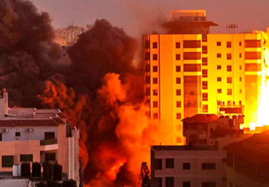 Edificios palestinos bajo fuego