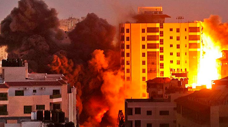 Edificios palestinos bajo fuego