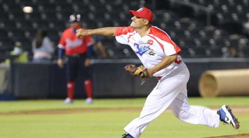 Jugador del Boér en el Estadio de Béisbol