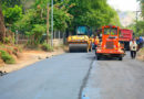 Maquinaria de construcción dando mantenimiento a las calles de la Comarca Nejapa, en Managua, Nicaragua.
