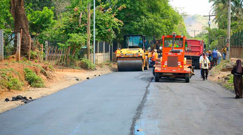 Maquinaria de construcción dando mantenimiento a las calles de la Comarca Nejapa, en Managua, Nicaragua.