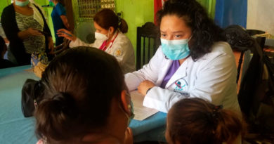 Personal médico del Ministerio de Salud de Nicaragua brindando consulta médica en el barrio Bertha Calderón de Managua.