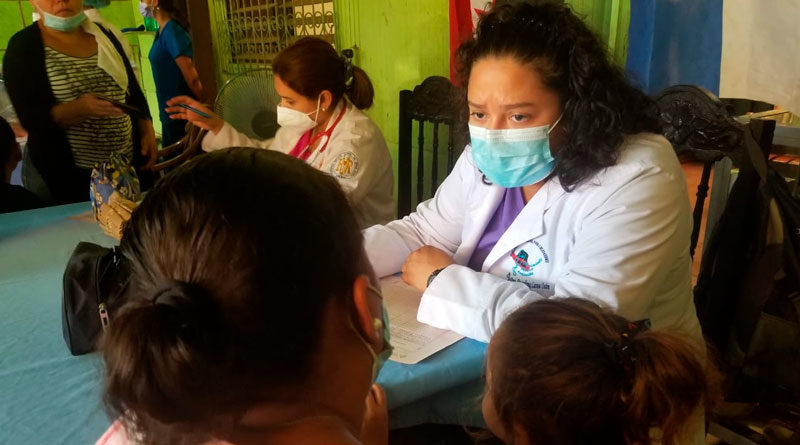 Personal médico del Ministerio de Salud de Nicaragua brindando consulta médica en el barrio Bertha Calderón de Managua.