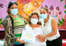 Autoridades del Ministerio de Educación entregando reconocimiento a madres docentes de Nicaragua