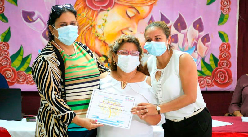 Autoridades del Ministerio de Educación entregando reconocimiento a madres docentes de Nicaragua