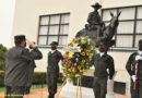 Comandancia General del Ejército de Nicaragua acompañada del Cuerpo de Generales, colocando ofrenda floral ante el monumento ecuestre al “Héroe Nacional, General de Hombres Libres Augusto C. Sandino”.