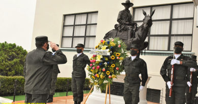 Comandancia General del Ejército de Nicaragua acompañada del Cuerpo de Generales, colocando ofrenda floral ante el monumento ecuestre al “Héroe Nacional, General de Hombres Libres Augusto C. Sandino”.