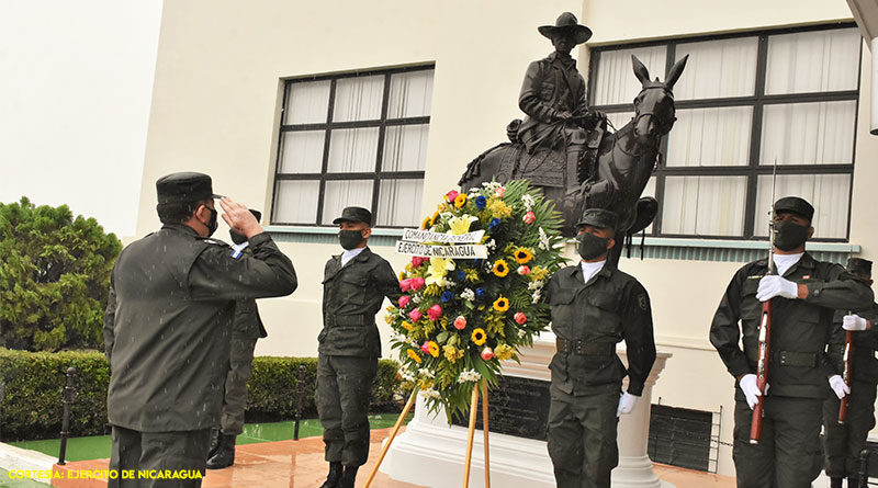 Comandancia General del Ejército de Nicaragua acompañada del Cuerpo de Generales, colocando ofrenda floral ante el monumento ecuestre al “Héroe Nacional, General de Hombres Libres Augusto C. Sandino”.