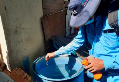 Brigadistas del Ministerio de Salud de Nicaragua aplicando larvicida BTI en una vivienda del barrio del distrito V de Managua