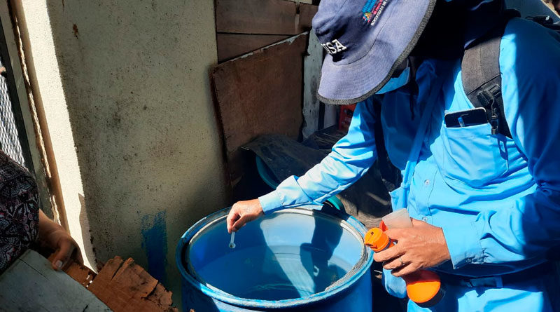 Brigadistas del Ministerio de Salud de Nicaragua aplicando larvicida BTI en una vivienda del barrio del distrito V de Managua