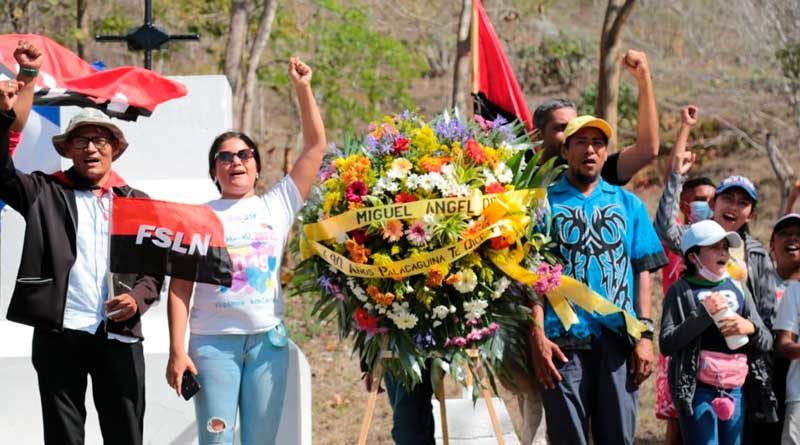 Militancia sandinista en el busto eregido al General Miguel Ángel Ortez