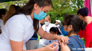 Enfermera del Ministerio de Salud de Nicaragua vacunando a una ciudadana en Estelí contra la influenza