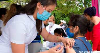 Enfermera del Ministerio de Salud de Nicaragua vacunando a una ciudadana en Estelí contra la influenza