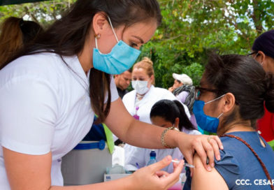 Enfermera del Ministerio de Salud de Nicaragua vacunando a una ciudadana en Estelí contra la influenza
