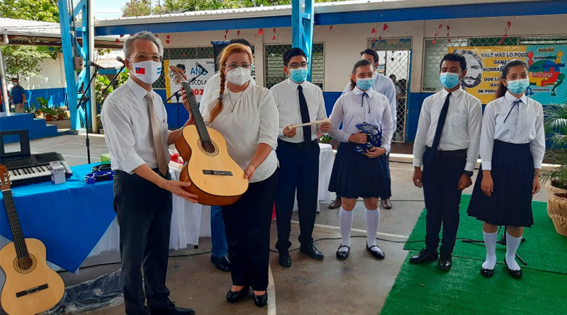 Embajador de Taiwán, Jaime Chi Mu Wu, entregando instrumentos a la Estudiantina de Escuela Normal Alessio Blandón de Managua
