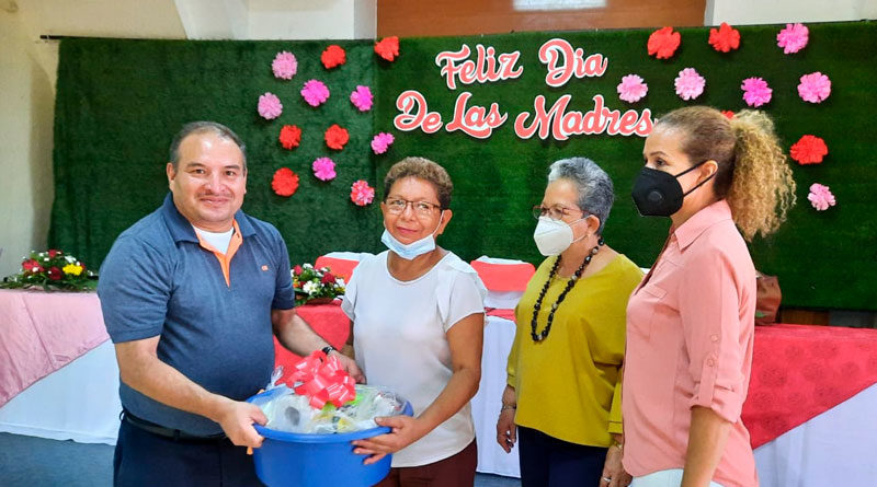 Alcaldesa de Chinandega, Aura Lila Padilla entregando regalo a una madre de la ciudad