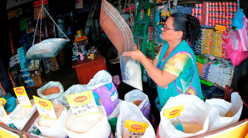 Comerciantes de los mercados de managua ofreciendo sus productos