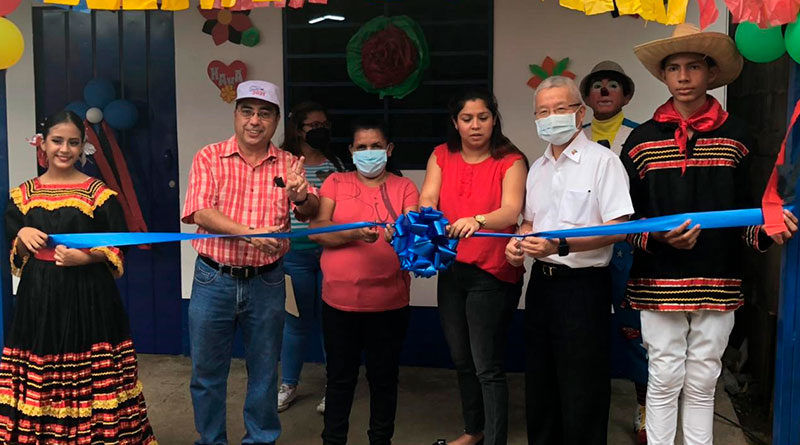 Representantes de la Alcaldía de Managua y la Embajada de Taiwán, junto a la Protagonista Rosa Emilia Reyes Reyes, en la entrega de su Vivienda en el Barrio Oscar Turcios, de Managua.