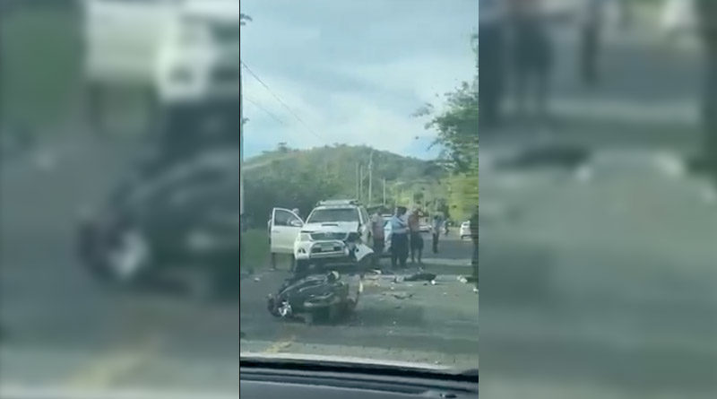 Fotografía del accidente donde se ve la motocicleta tirada en la carretera tras el impacto contra la camioneta
