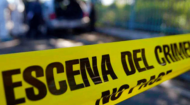 Línea amarilla de la Policía que dice: escena del crimen de una pasajera