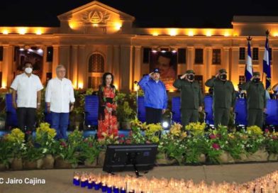 En la foto aparecen Presidente de Nicaragua, Daniel Ortega, Compañera Rosario, Vicepresidenta de la República; General Julio César Avilés, Comandante en Jefe del Ejército de Nicaragua; Primer Comisionado General Francisco Díaz, Jefe de la Policía Nacional; Gustavo Porras, Presidente de la Asamblea Nacional; las Diputadas y a los Diputados de la Directiva de la Asamblea Nacional; General Bayardo Rodríguez, General Marvin Corrales, General Aldo Sáenz.