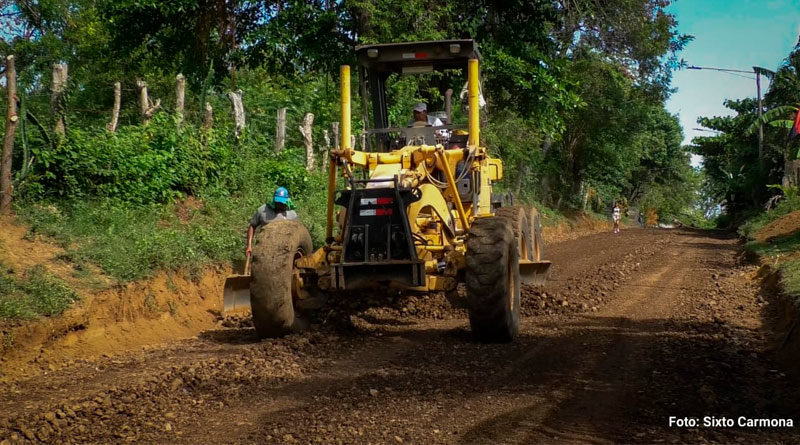 Maquinaria de la alcaldía del Buenos Aires, Rivas, trabajando en el adoquinado de la nueva calle