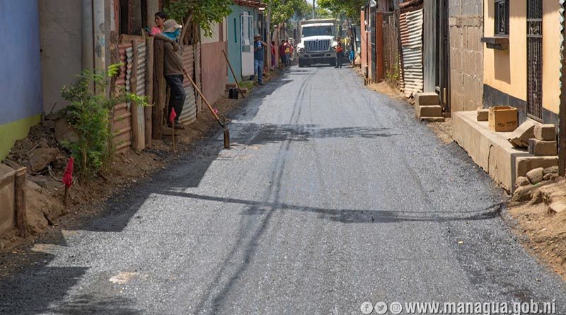 Alcaldía de Managua asfaltando una de las calles del barrio Waspan Sur