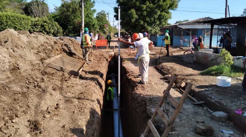 Trabajadores de ENACAL durante la colocación de tuberías