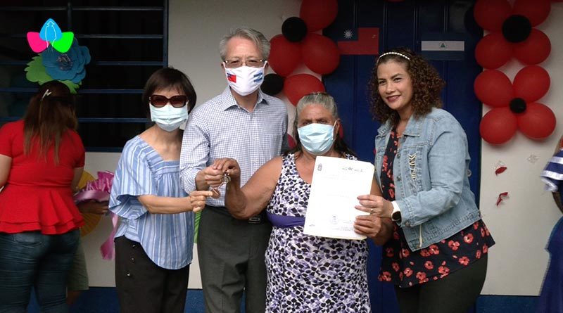 Doña Rosa Argentina Chevez, beneficiaria de la vivienda digna del barrio Ayapal, entregada por la Alcaldía de Managua y Taiwán.