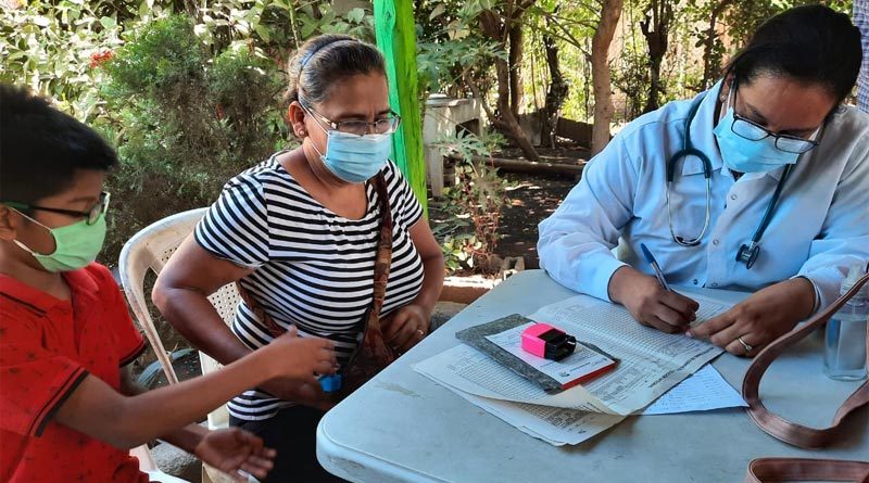 Pobladora del Barrio Divino Pastor de Nejapa recibiendo atención médica en Feria de Salud del MINSA.