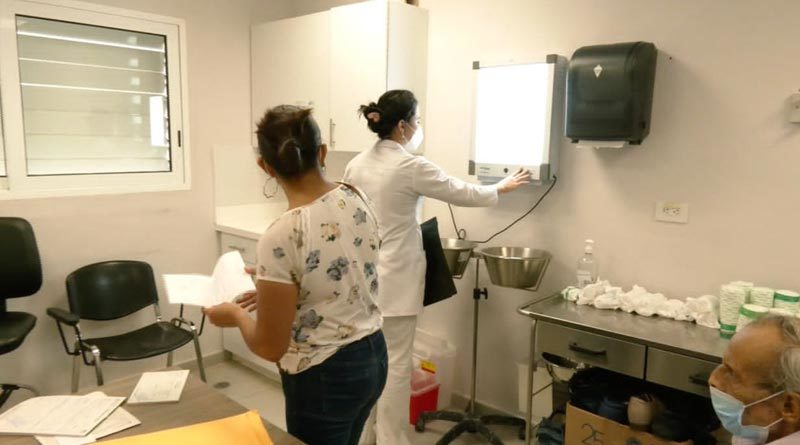 Paciente y doctora durante atenciones en el Hospital Fernando Vélez Paiz