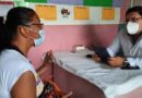 Médico y paciente durante la jornada de salud en el barrio Batahola Sur