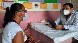 Médico y paciente durante la jornada de salud en el barrio Batahola Sur