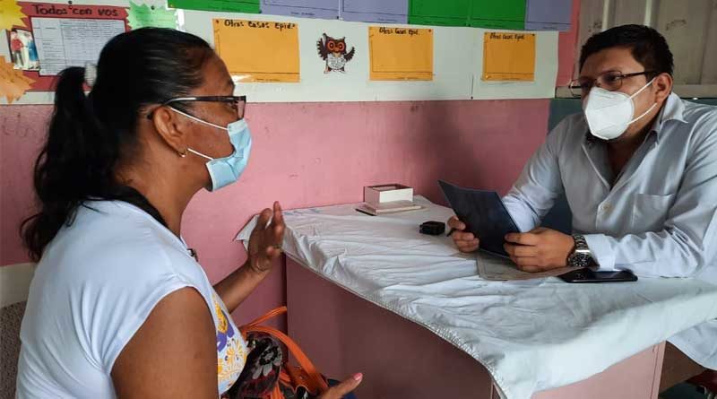 Médico y paciente durante la jornada de salud en el barrio Batahola Sur