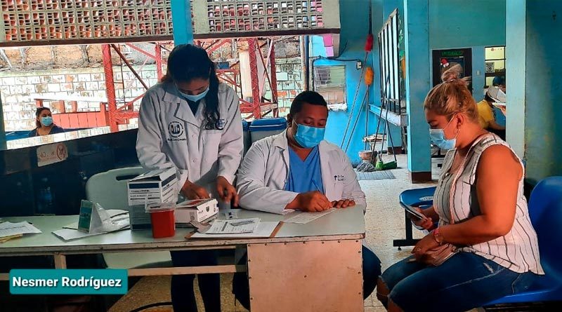 Familias de Managua en el Centro de Salud Sócrates Flores durante las consultas generales y pruebas de VIH.