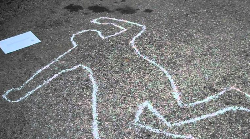 Figura de cuerpo sobre el pavimento con una línea que dice escena del crimen